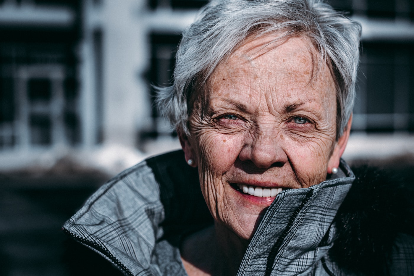 An older adult smiling warmly, at ease and in good health.